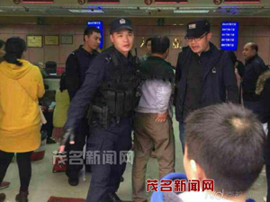 江門警方不打招呼搞演練 群眾逃命“跑掉鞋”