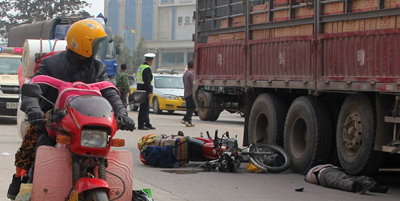 春運返鄉(xiāng)路上一摩托車與老人相撞 老人被貨車輾死